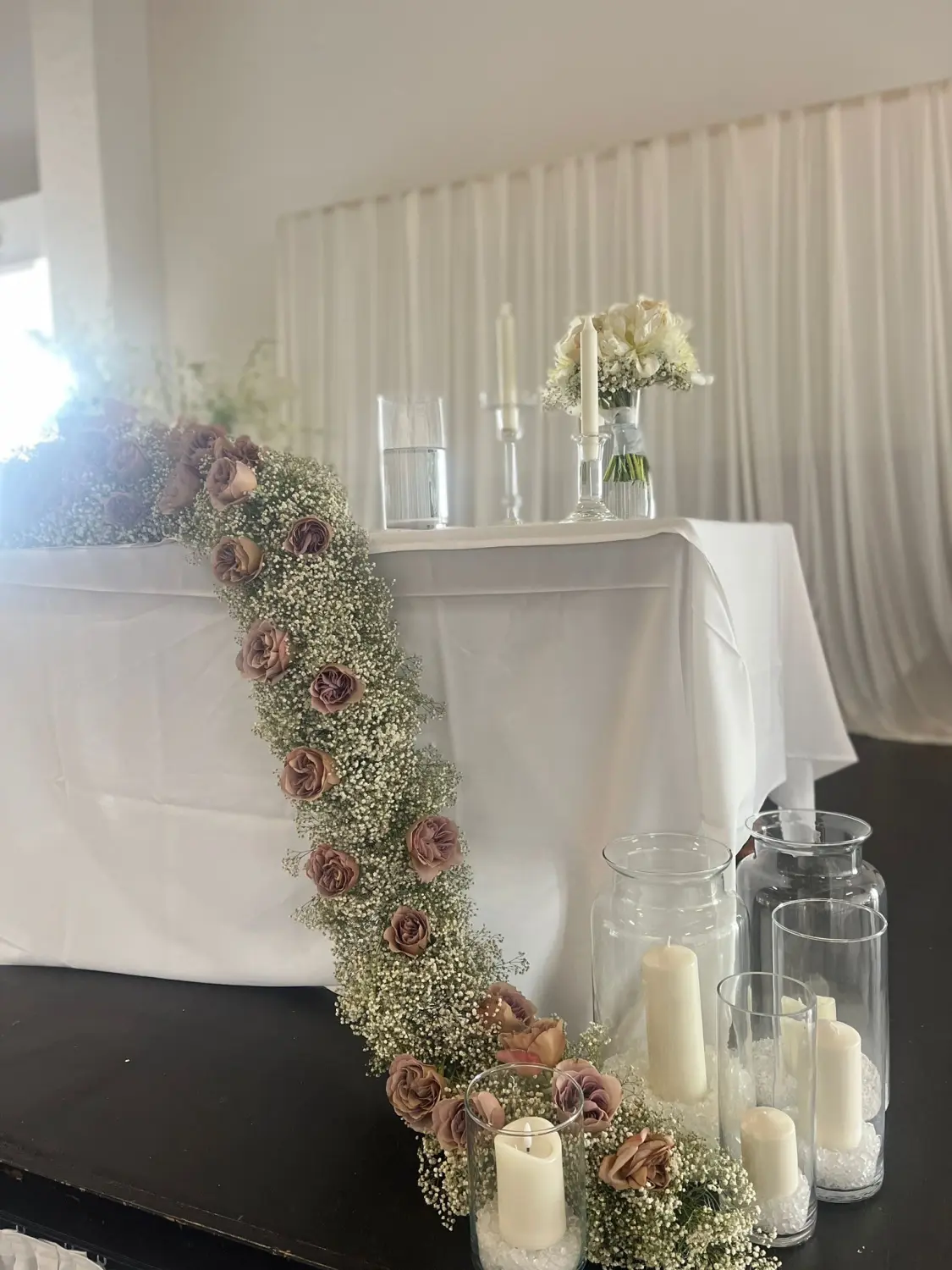 Blumen, die den Tisch verzaubern von Fleur von B